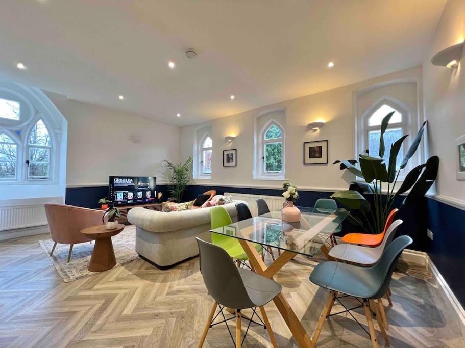 Incredible 3 Bedrooms Home, Free Parking - A Blend Of Luxury And Character - Incredible Location - Castle, Ascot, Legoland, Heathrow Airport Apartment *