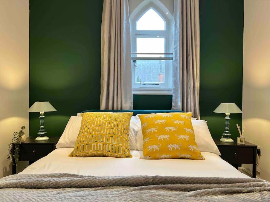 Incredible 3 Bedrooms Home, Free Parking - A Blend Of Luxury And Character - Incredible Location - Castle, Ascot, Legoland, Heathrow Airport *