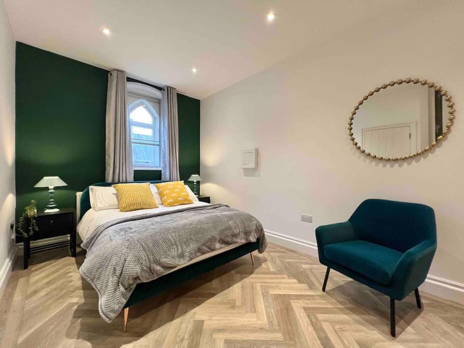 Incredible 3 Bedrooms Home, Free Parking - A Blend Of Luxury And Character - Incredible Location - Castle, Ascot, Legoland, Heathrow Airport Apartment *