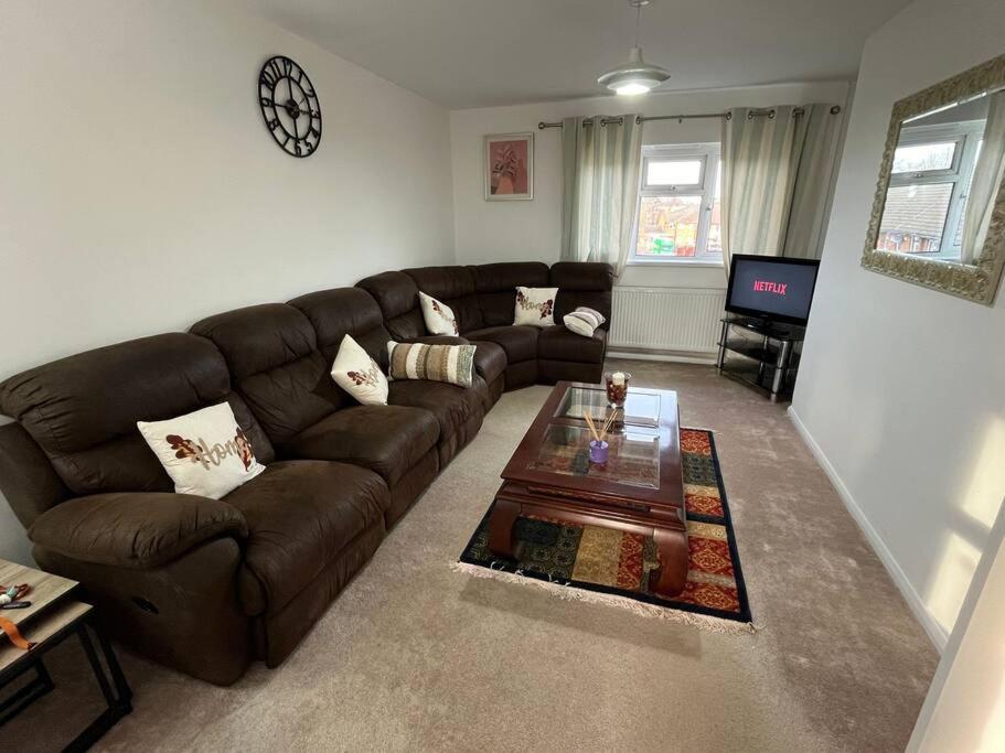 New Stylish 2-bed Retreat In Apartment *