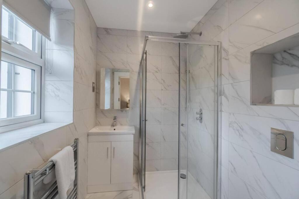 Apartment Stylish 2 Bed 2 Bath - Allocated Parking
