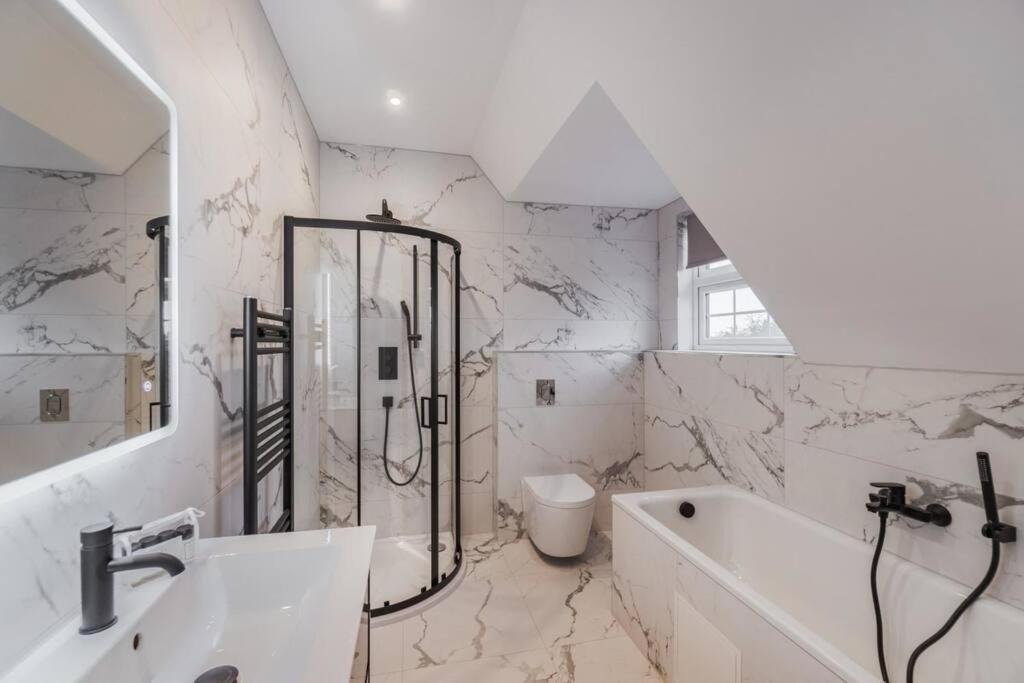 Apartment 2br Luxury Penthouse, Cinema Room, Private Parking Windsor