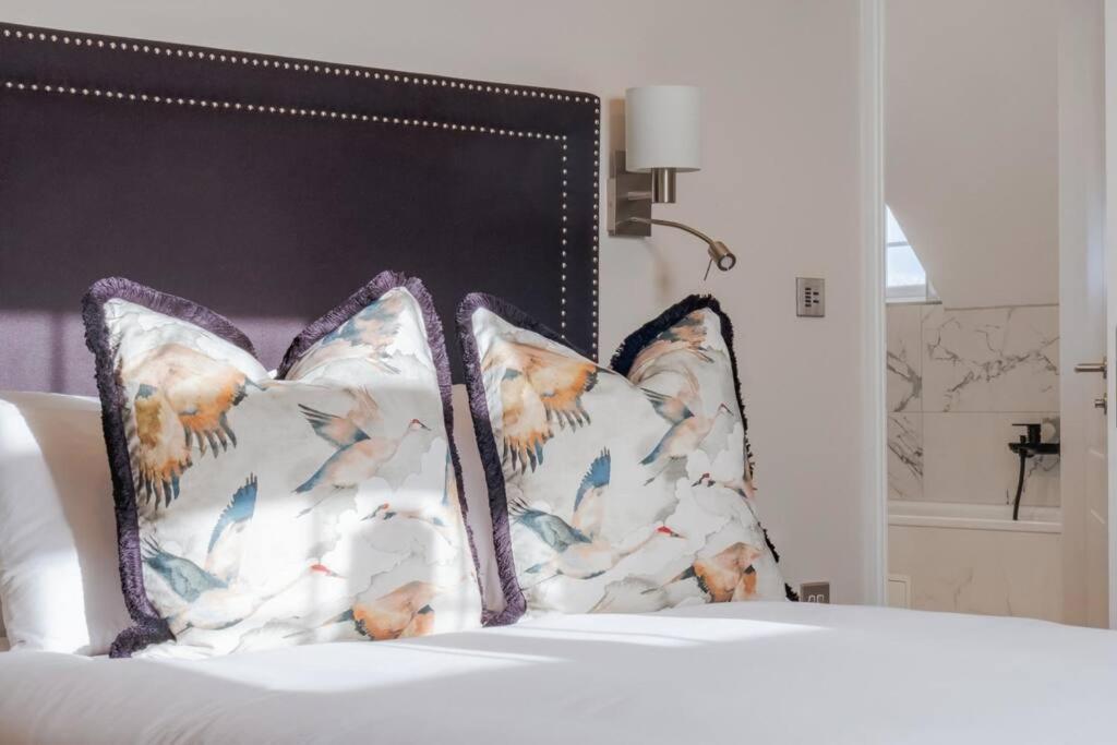 2br Luxury Penthouse, Cinema Room, Private Parking Apartment Windsor