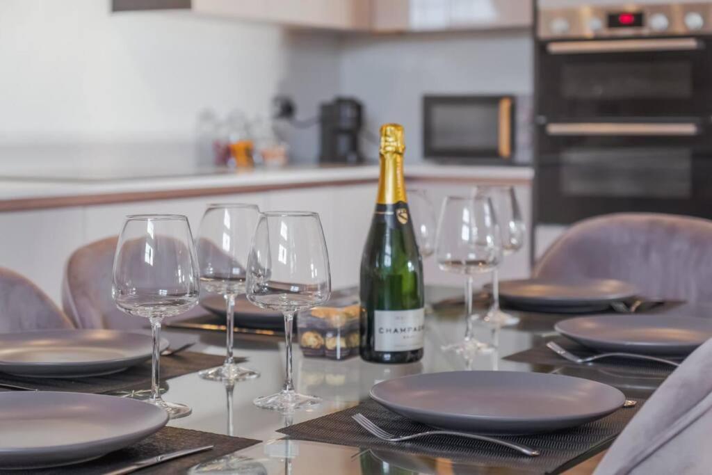 2br Luxury Penthouse, Cinema Room, Private Parking Windsor