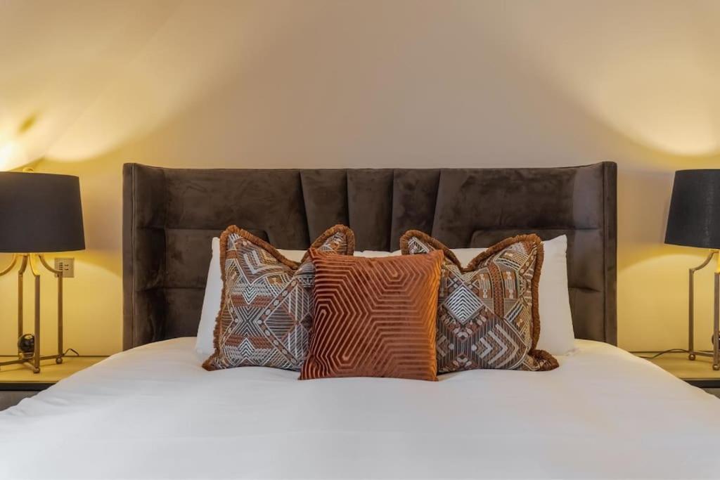 2br Luxury Penthouse, Cinema Room, Private Parking Apartment