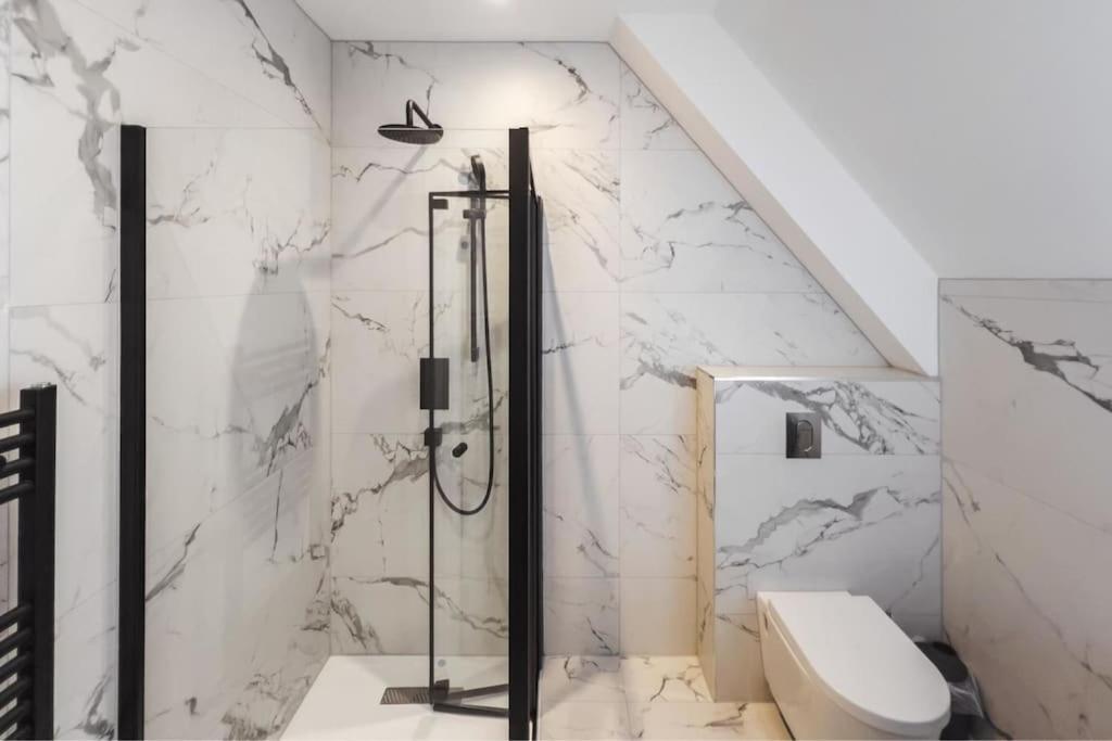 2br Luxury Penthouse, Cinema Room, Private Parking *