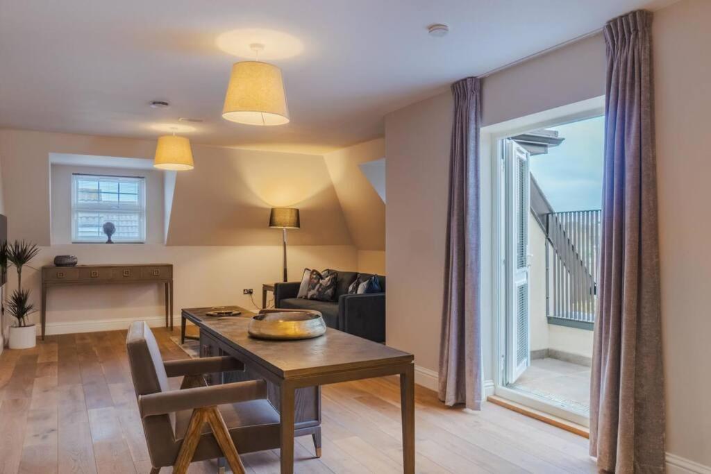 2br Luxury Penthouse, Cinema Room, Private Parking Apartment *