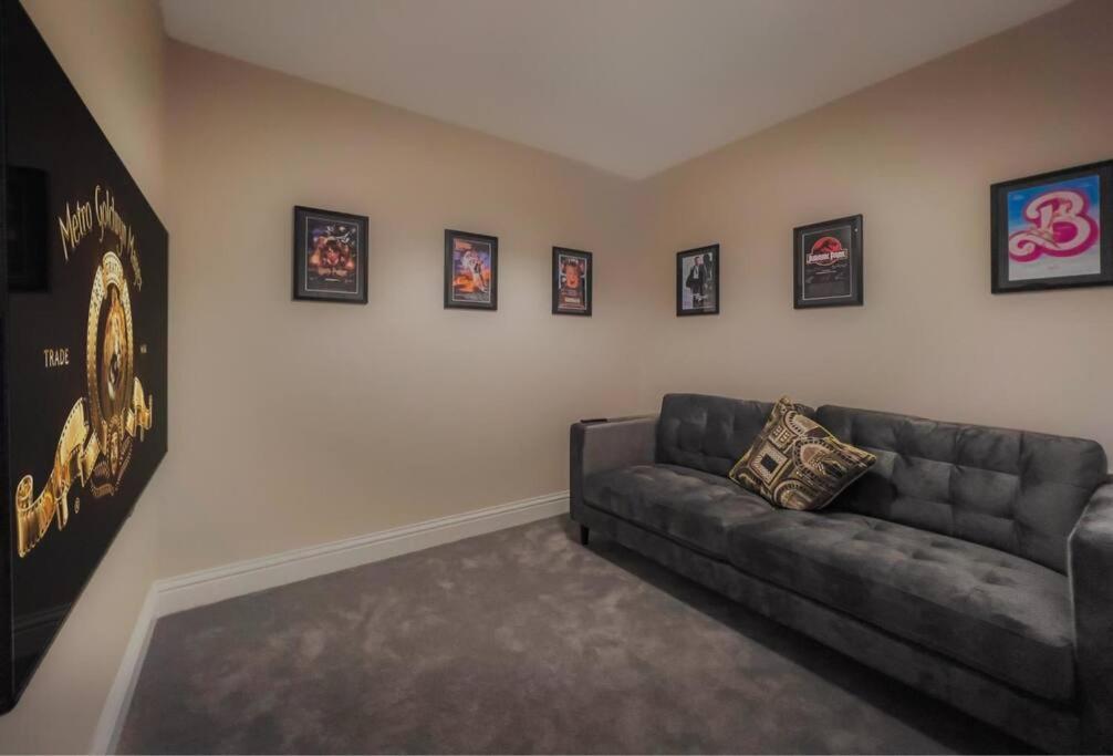2br Luxury Penthouse, Cinema Room, Private Parking Apartment Windsor