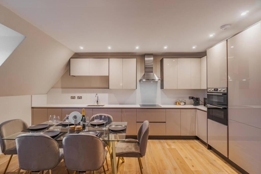 Apartment 2br Luxury Penthouse, Cinema Room, Private Parking