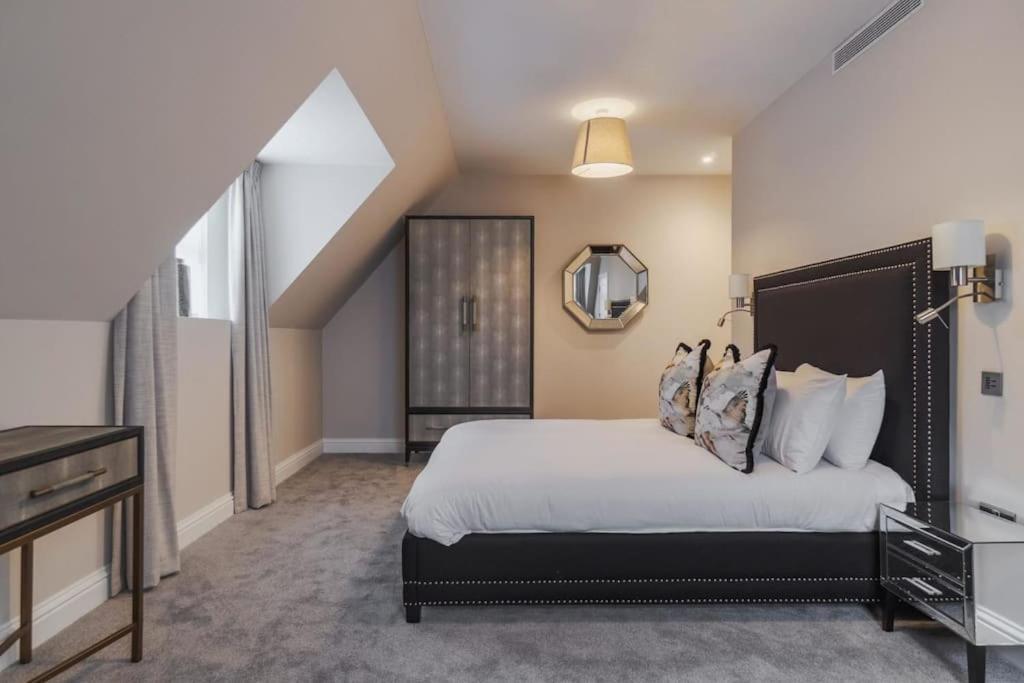 Apartment 2br Luxury Penthouse, Cinema Room, Private Parking Windsor