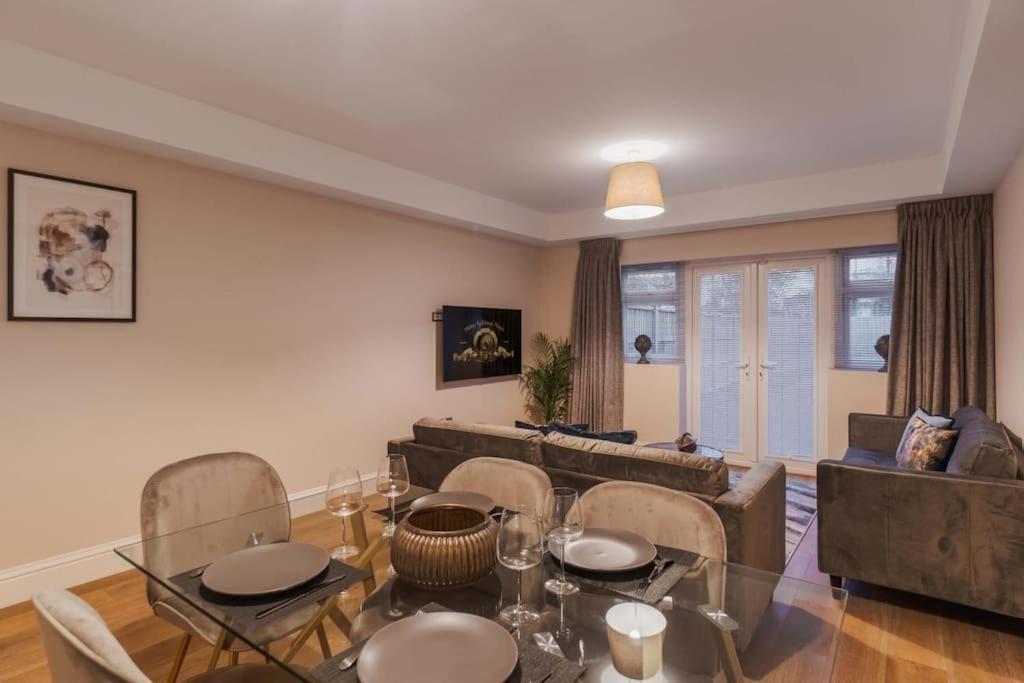 3br Retreat, Allocated Parking, Private Garden Windsor