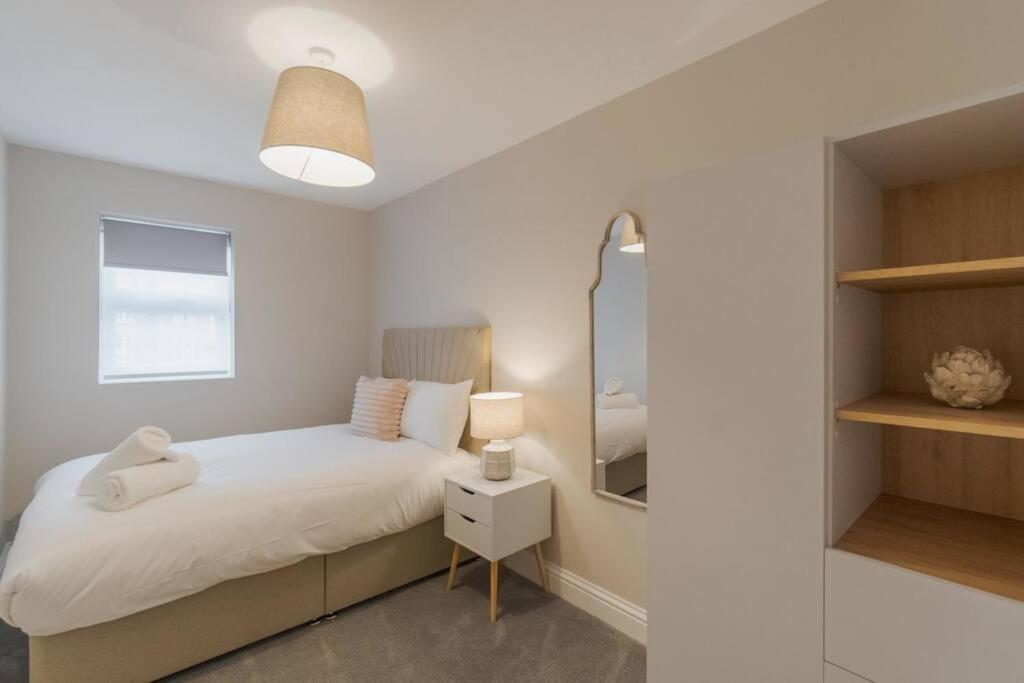 Stylish Getaway W/ Balcony - Free Parking