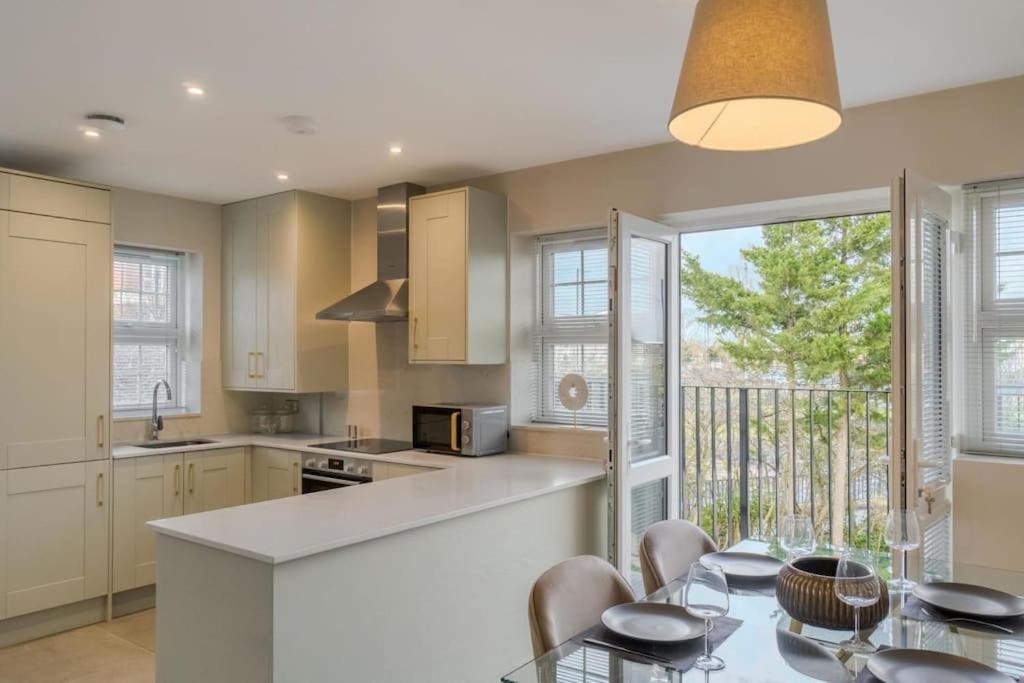 Apartment Stylish Getaway W/ Balcony - Free Parking *