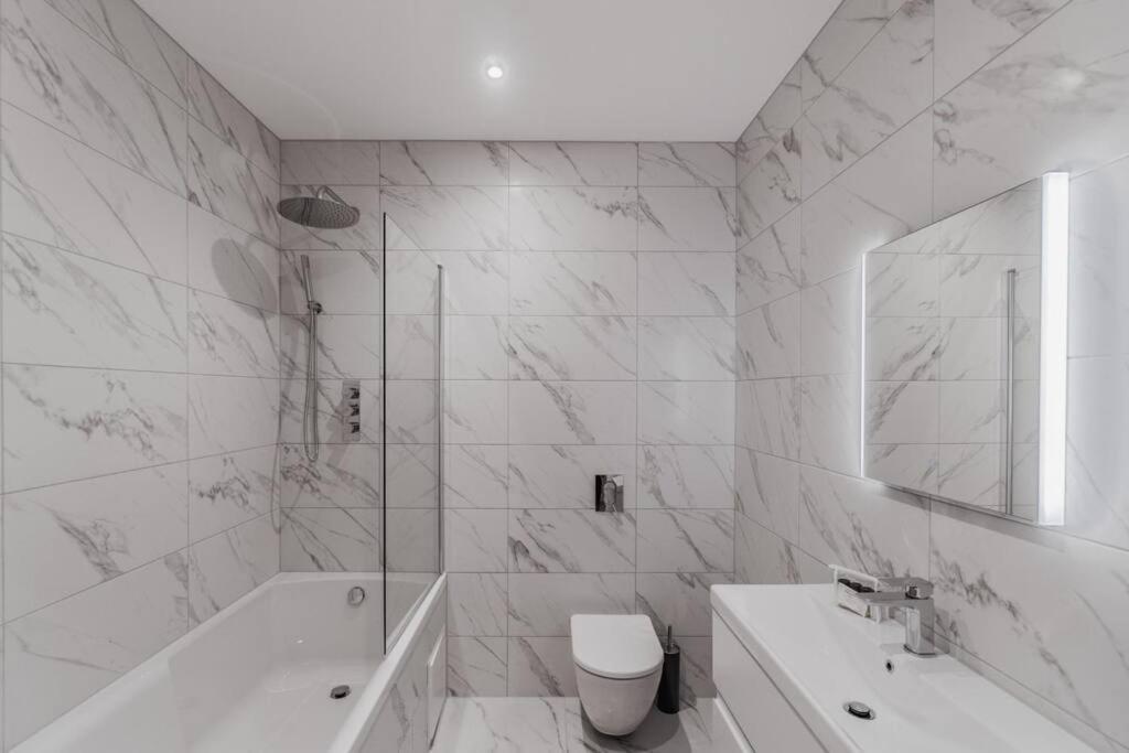 Modern 2 Bed Ground Floor - Private Parking Apartment *