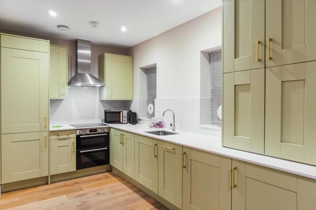 Modern 2 Bed Ground Floor - Private Parking Apartment Windsor