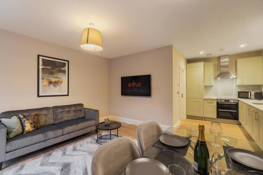 Modern 2 Bed Ground Floor - Private Parking Windsor