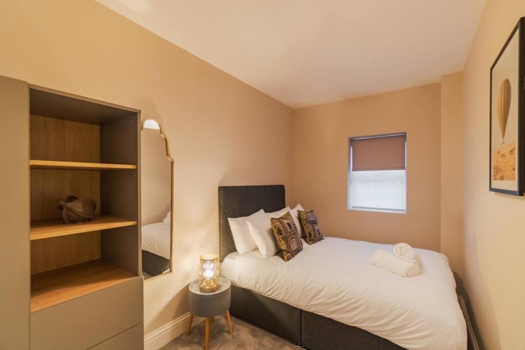 Modern 2 Bed Ground Floor - Private Parking *