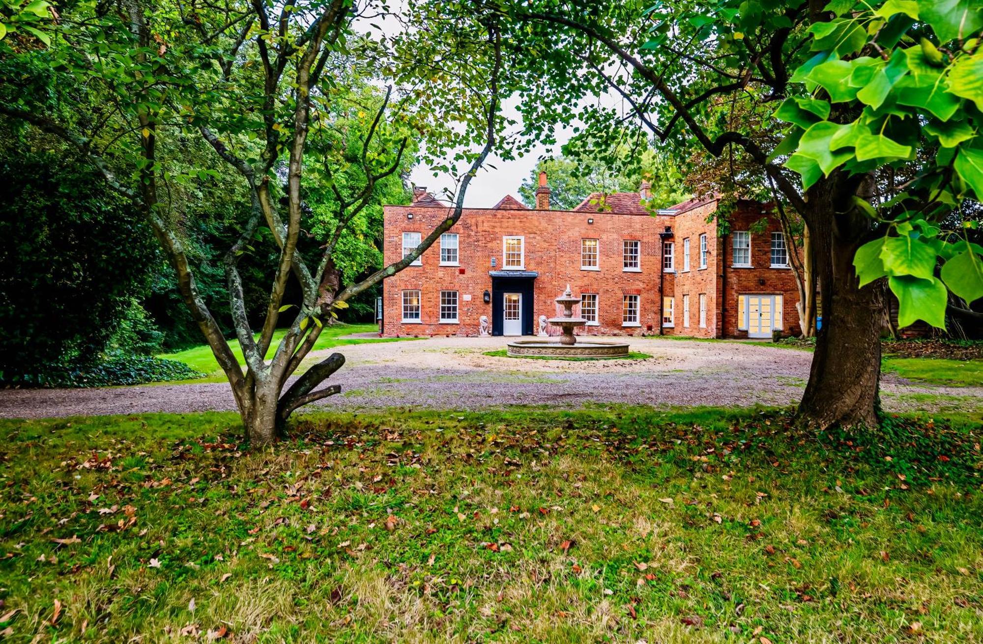 Royal Grand Manor House *