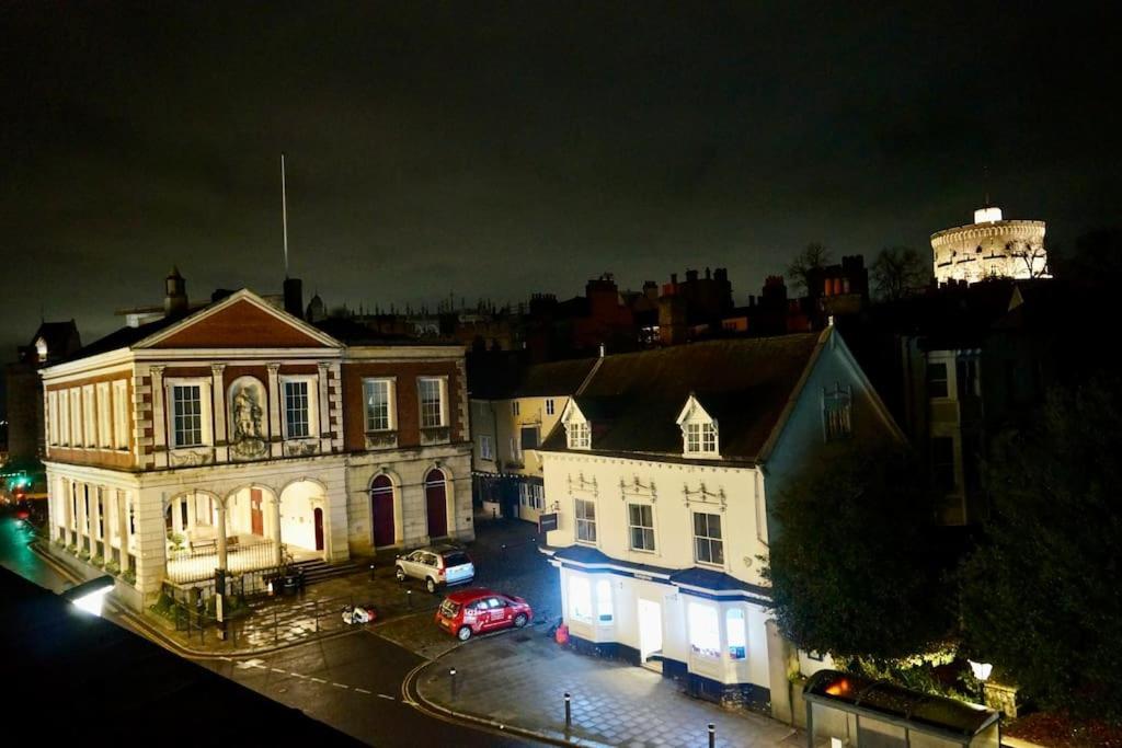 Epic Location, Views & Large Private Terrace Apartment Windsor