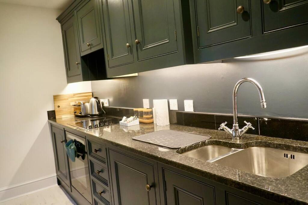Epic Location, Views & Large Private Terrace Apartment *