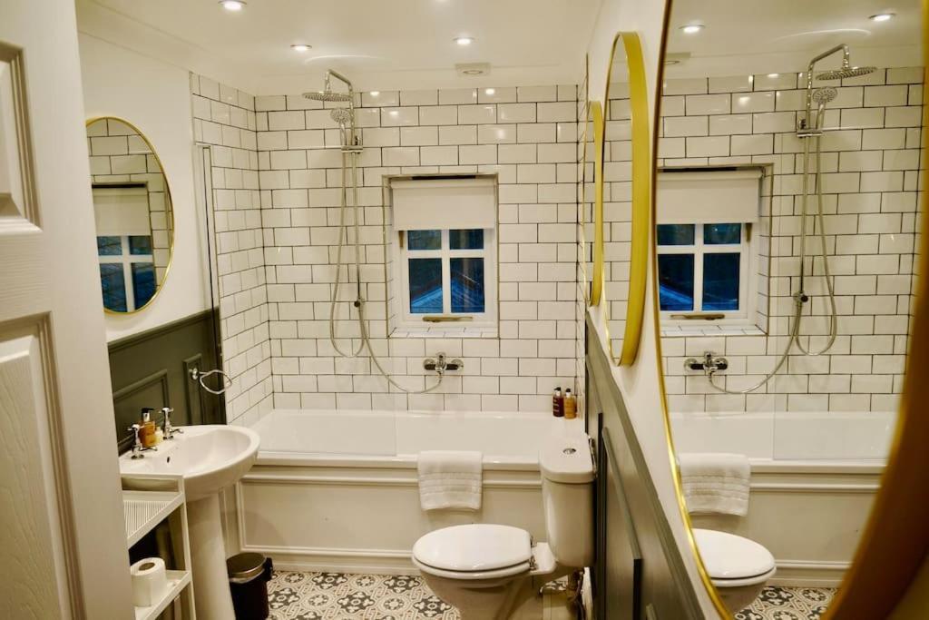 Epic Location, Views & Large Private Terrace Apartment Windsor