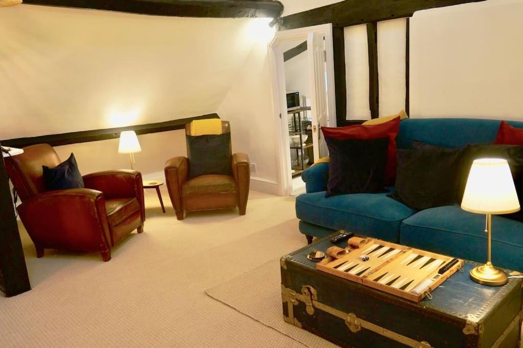 Epic Location, Views & Large Private Terrace Apartment