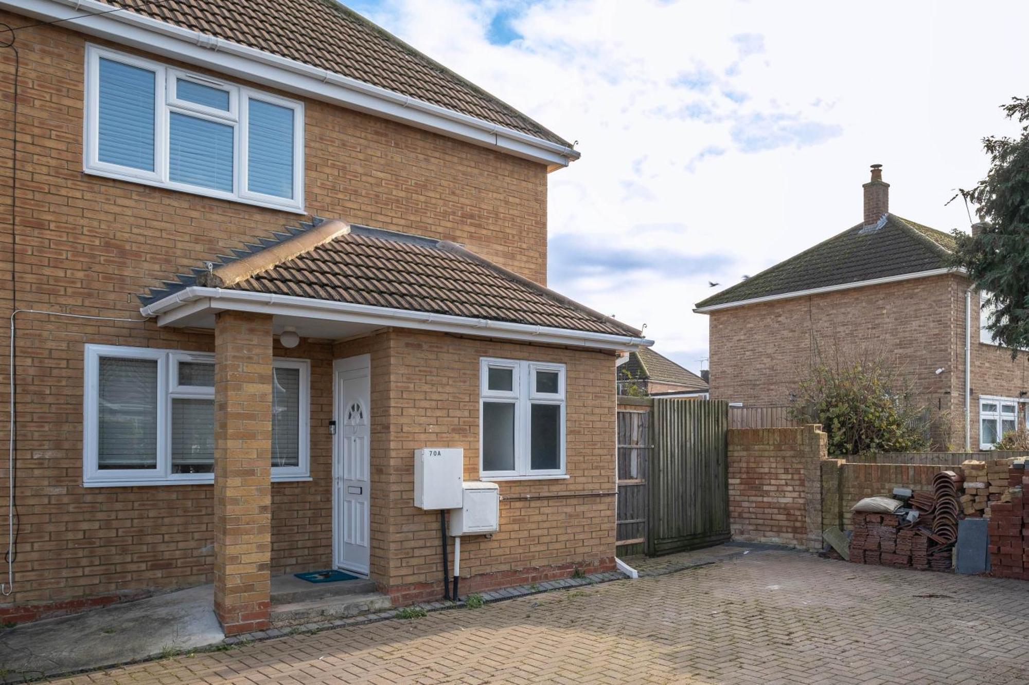 3 Bedroom House With Parking In - Family And Contractor Friendly * Windsor