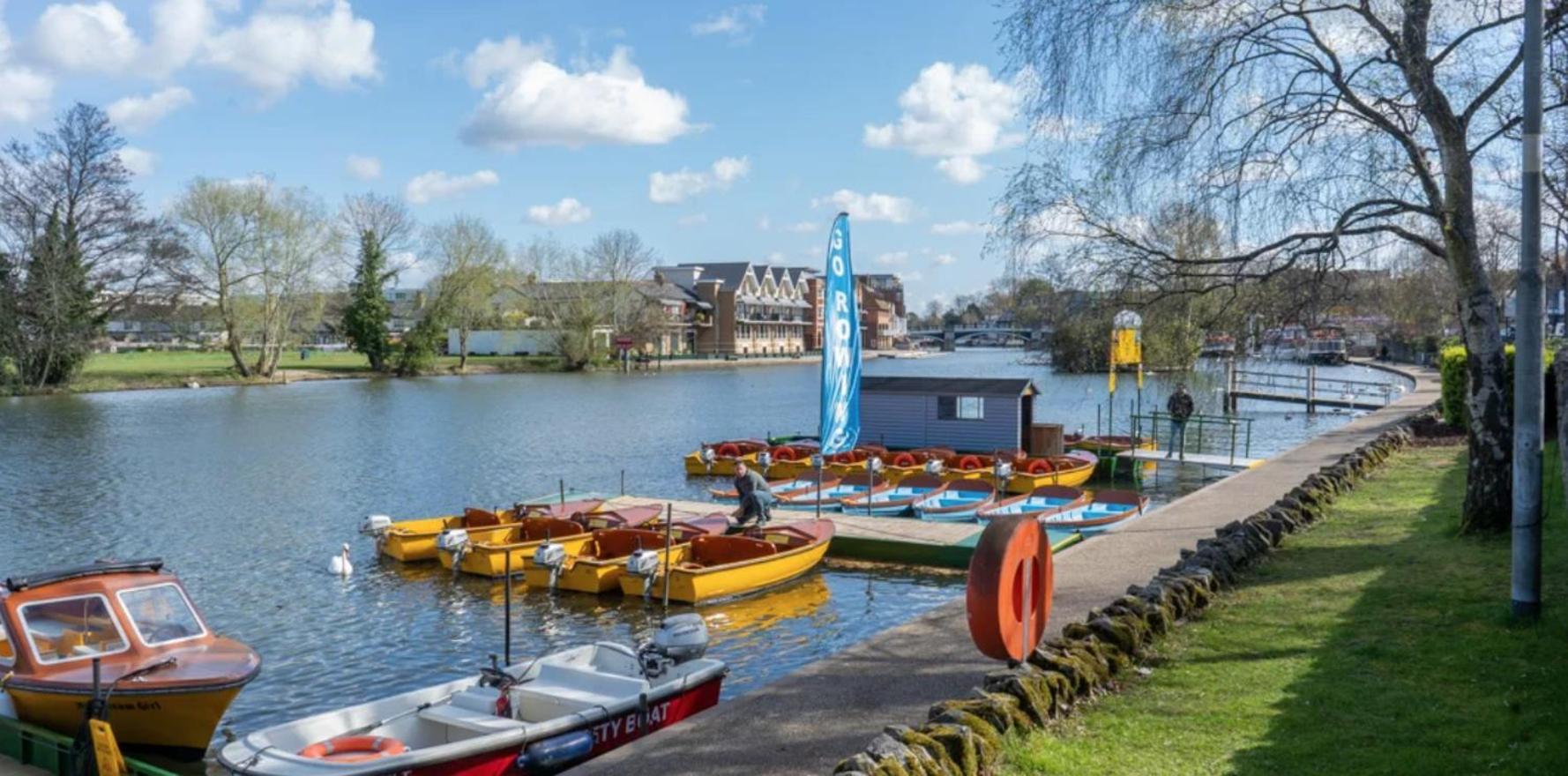 Holiday home Charming 2 Bed Free Residents Parking And Private Garden Legoland Ascot Castle Thorpe Park Heathrow Airport *