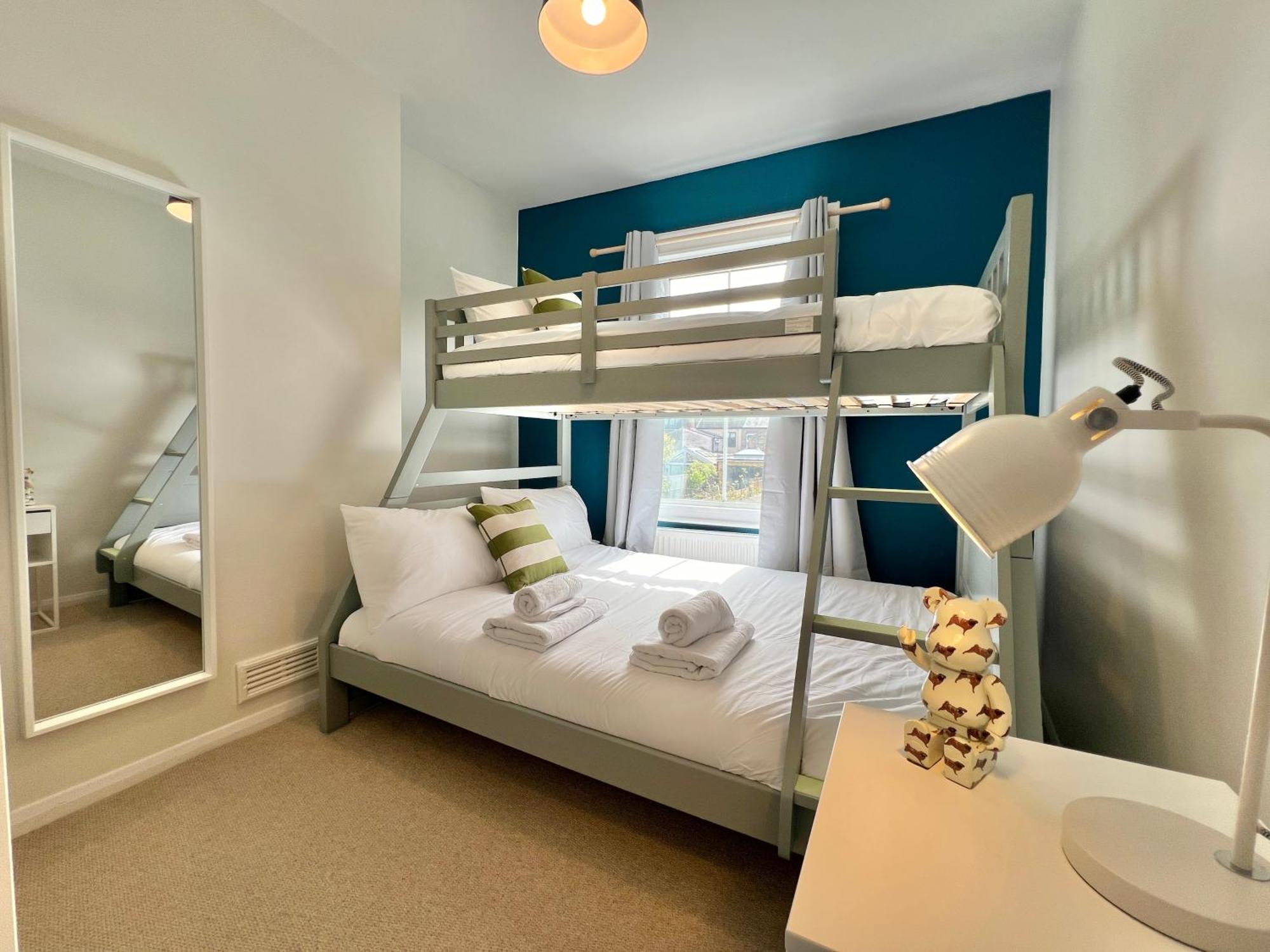 Charming 2 Bed Free Residents Parking And Private Garden Legoland Ascot Castle Thorpe Park Heathrow Airport * Windsor