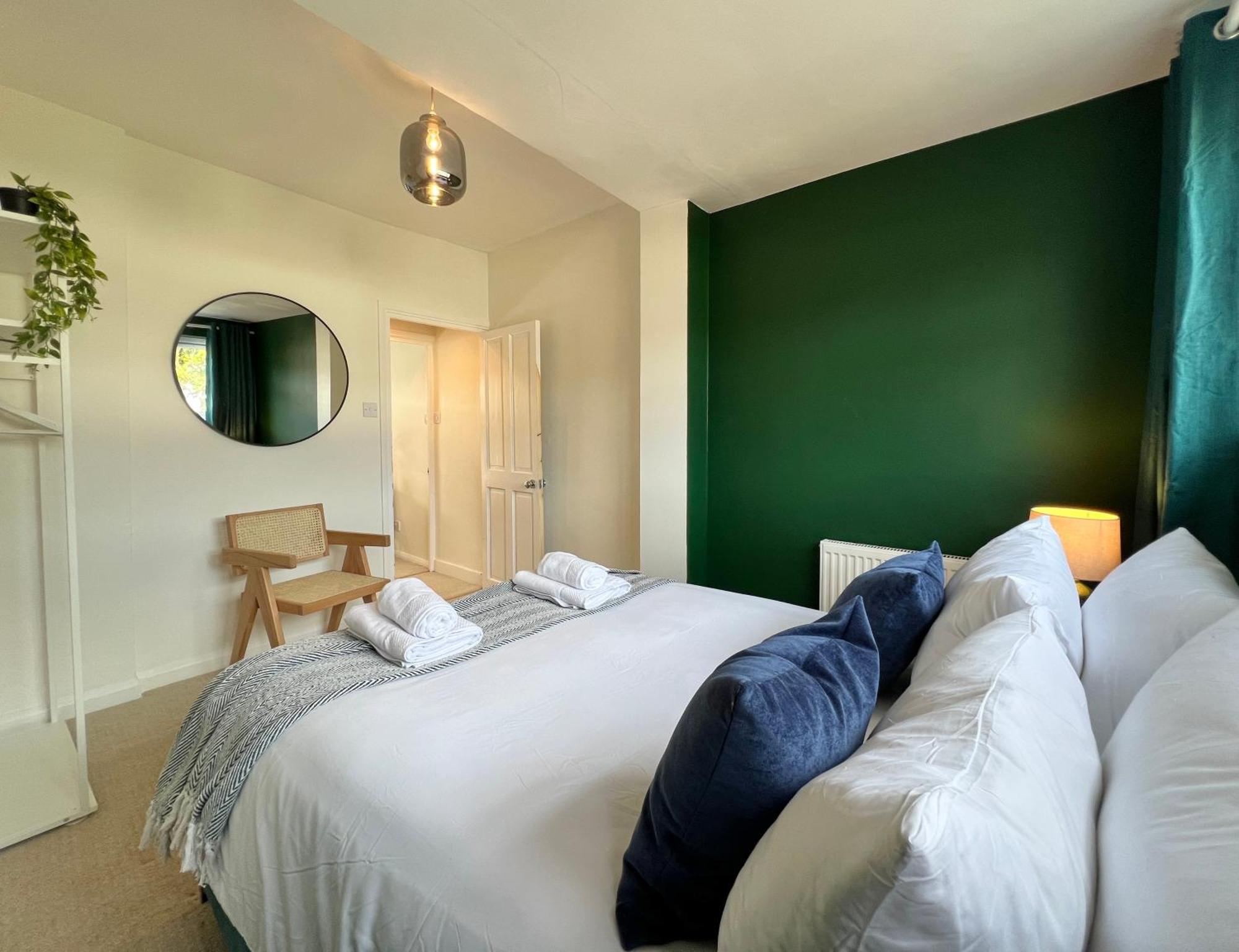 Holiday home Charming 2 Bed Free Residents Parking And Private Garden Legoland Ascot Castle Thorpe Park Heathrow Airport