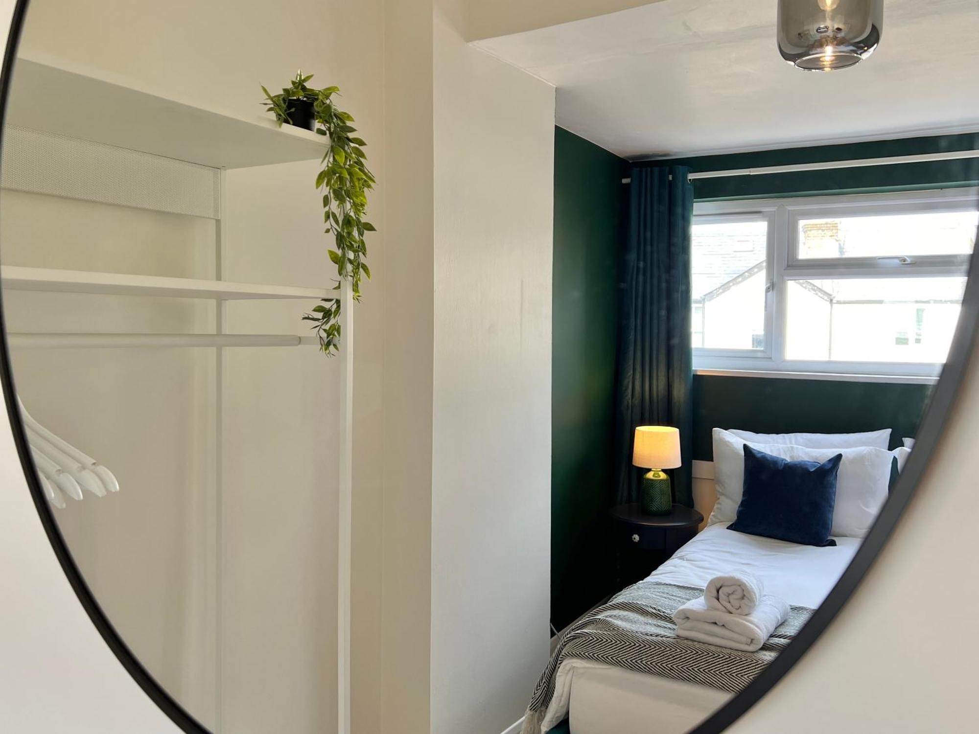 Charming 2 Bed Free Residents Parking And Private Garden Legoland Ascot Castle Thorpe Park Heathrow Airport Holiday home Windsor