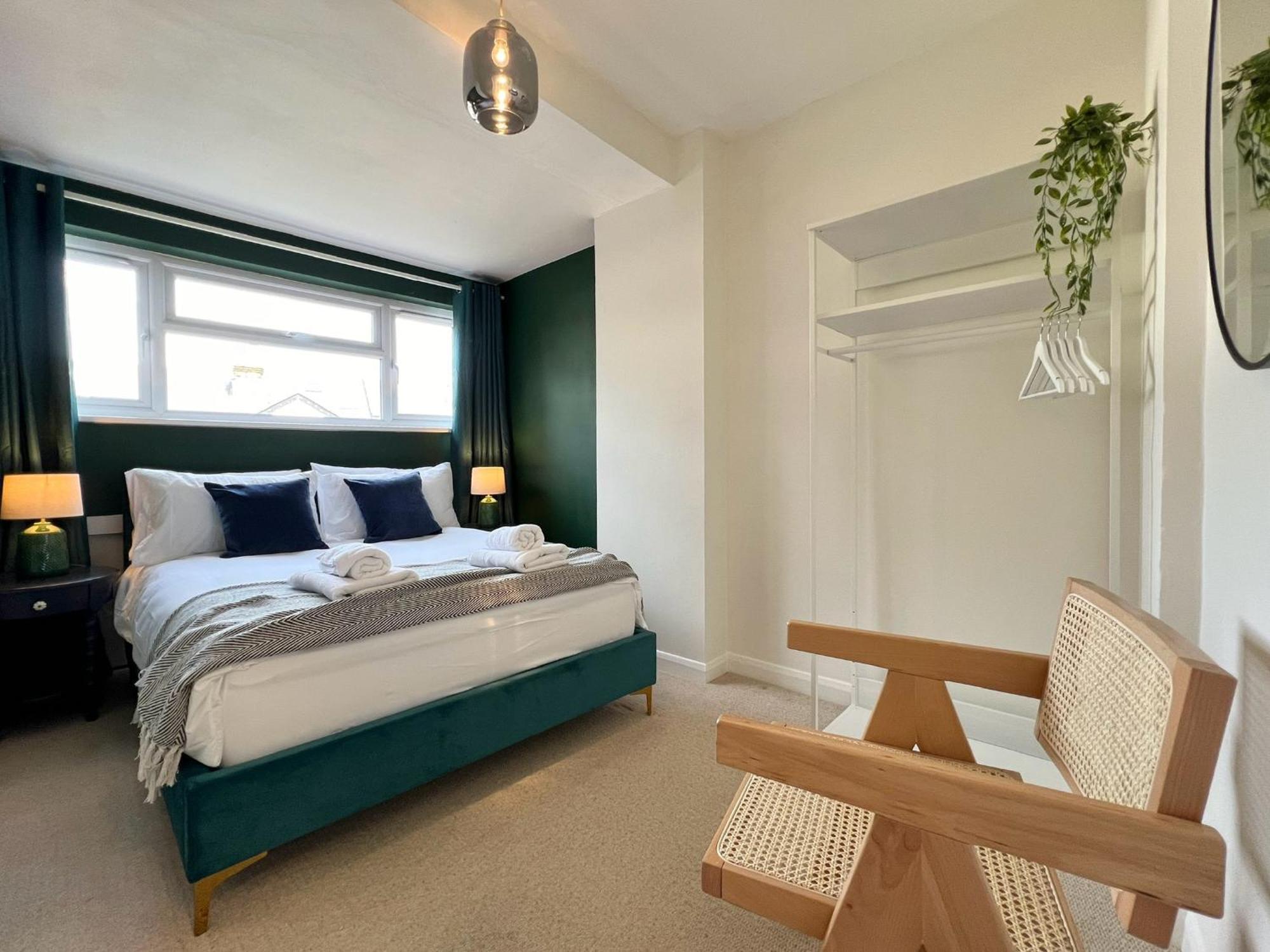 Charming 2 Bed Free Residents Parking And Private Garden Legoland Ascot Castle Thorpe Park Heathrow Airport Holiday home *