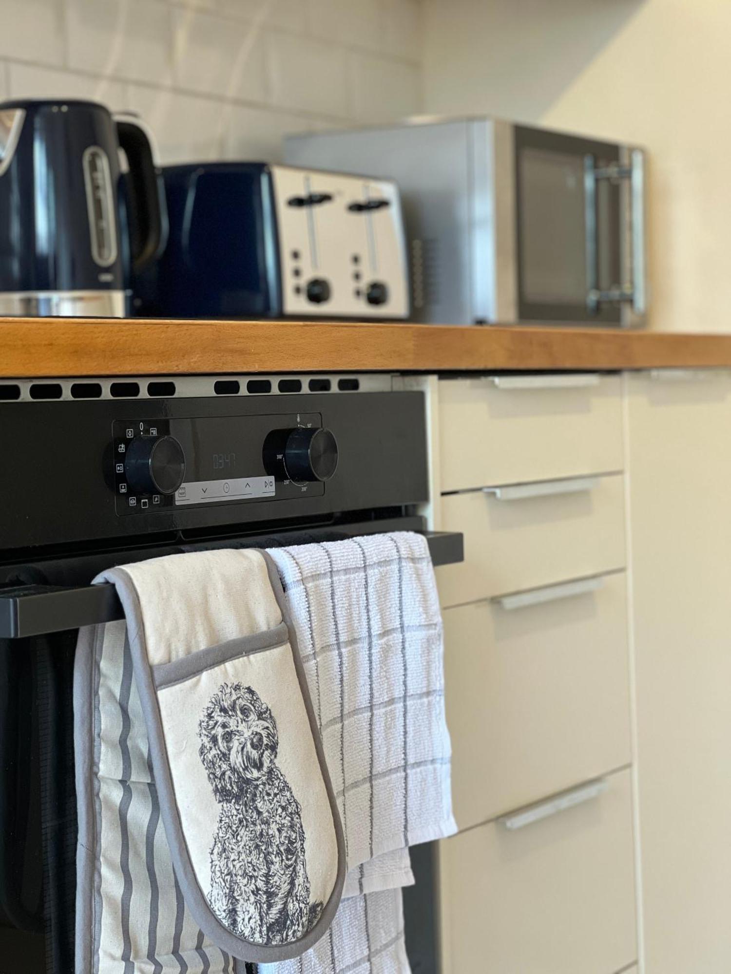 Holiday home Charming 2 Bed Free Residents Parking And Private Garden Legoland Ascot Castle Thorpe Park Heathrow Airport Windsor