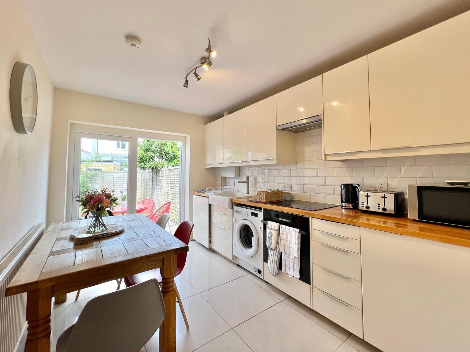 Charming 2 Bed Free Residents Parking And Private Garden Legoland Ascot Castle Thorpe Park Heathrow Airport Holiday home Windsor