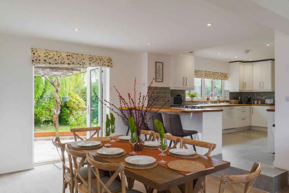 Holiday home Spacious 4bed Home: Elegant Garden & Parking *