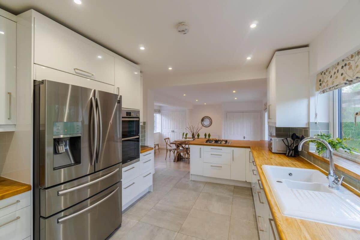 Holiday home Spacious 4bed Home: Elegant Garden & Parking *