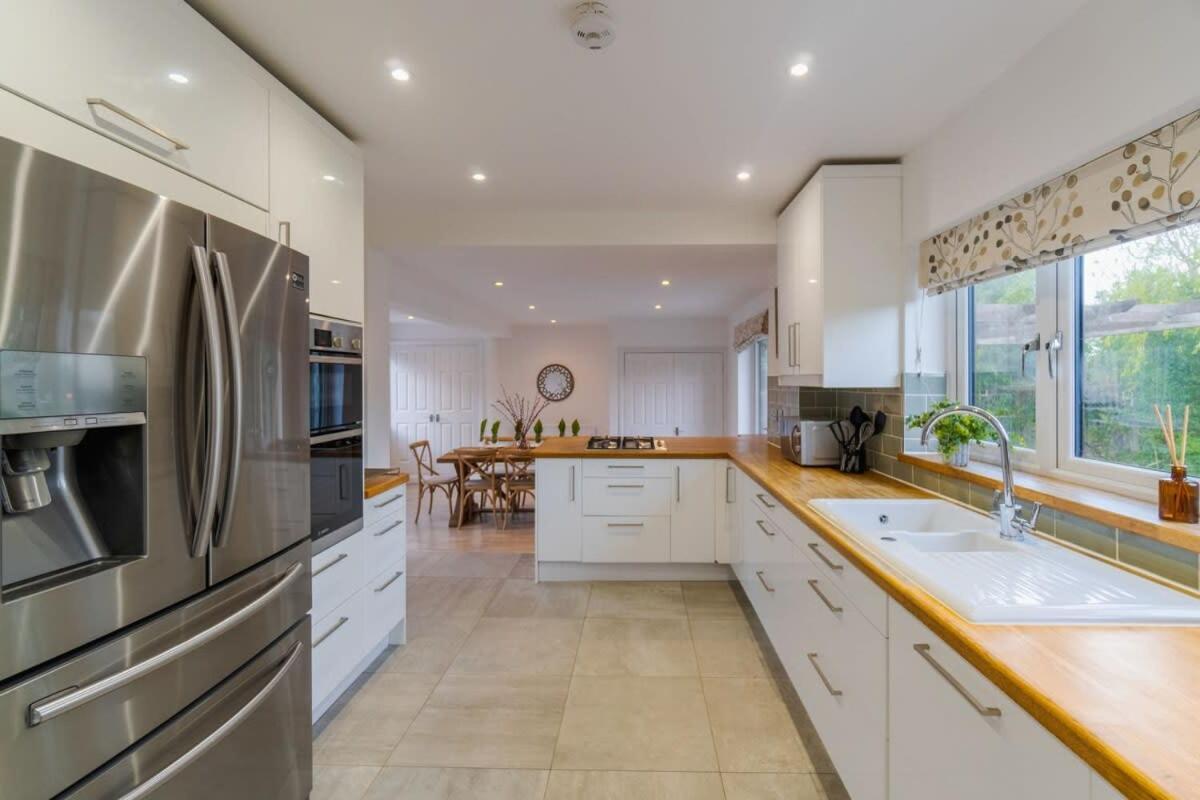 Spacious 4bed Home: Elegant Garden & Parking Holiday home *
