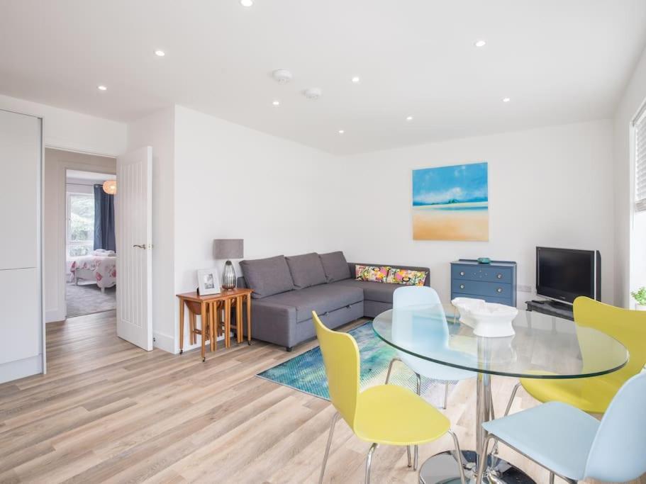 Apartment Entr - Modern In