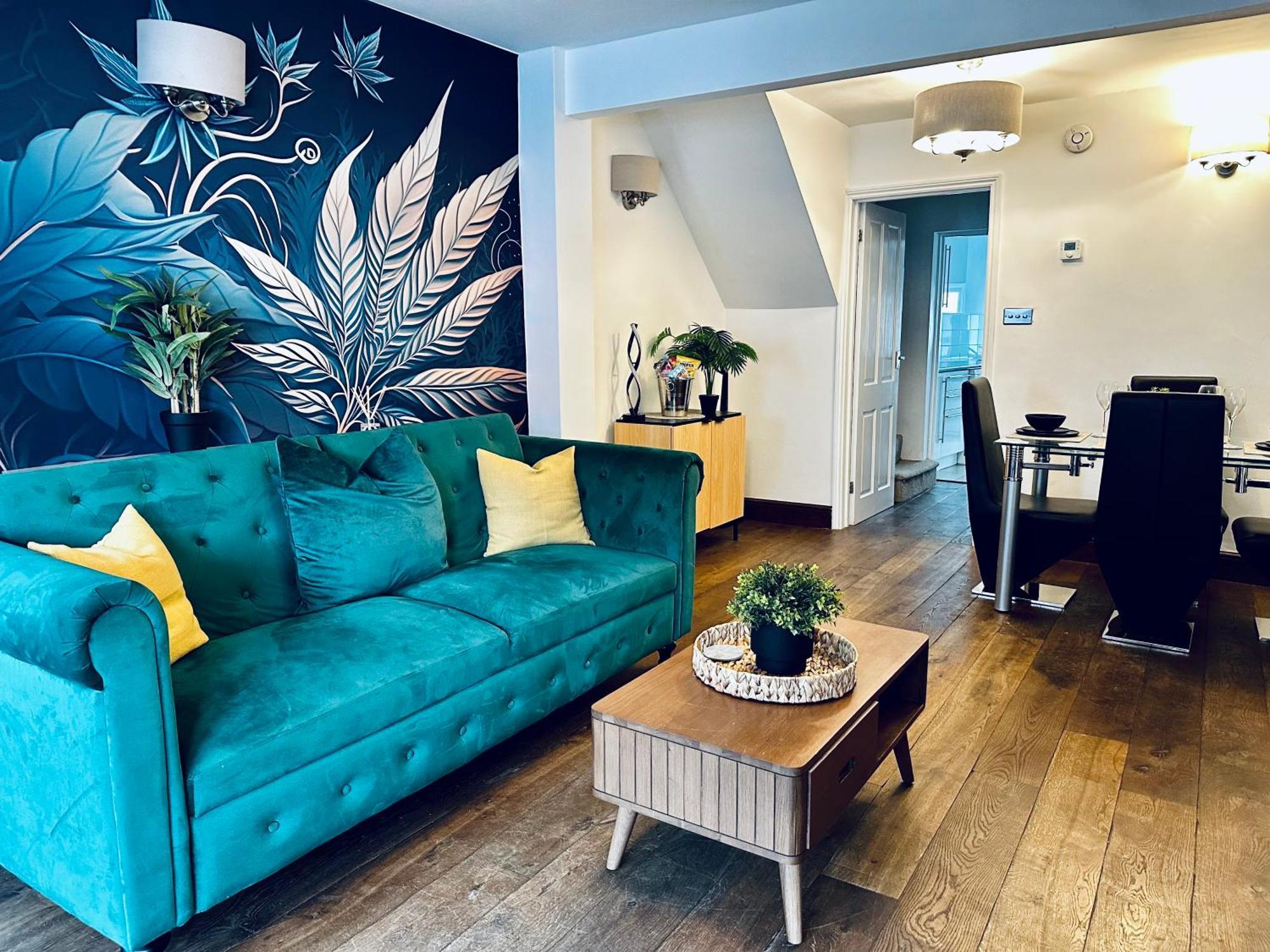 Vibrant House In Free Parking Windsor