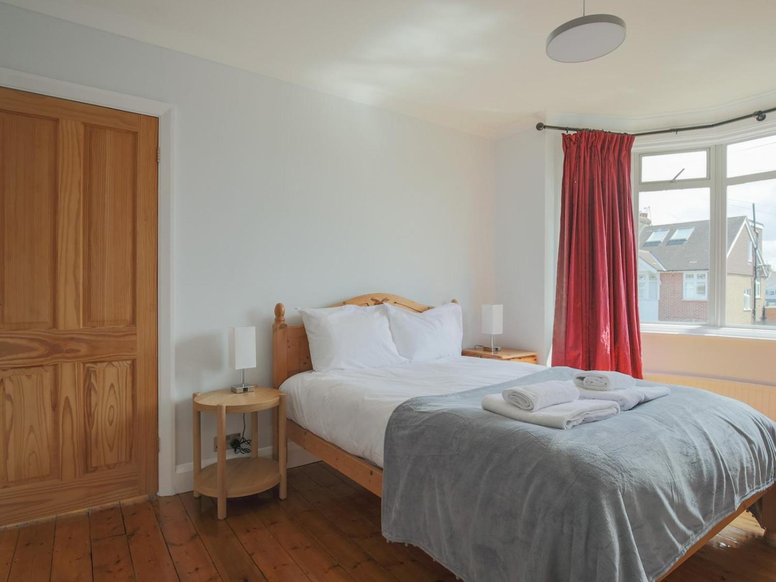 Holiday home 20hr - Spacious 5 Sleeper In - Parking Garden Pass The Keys