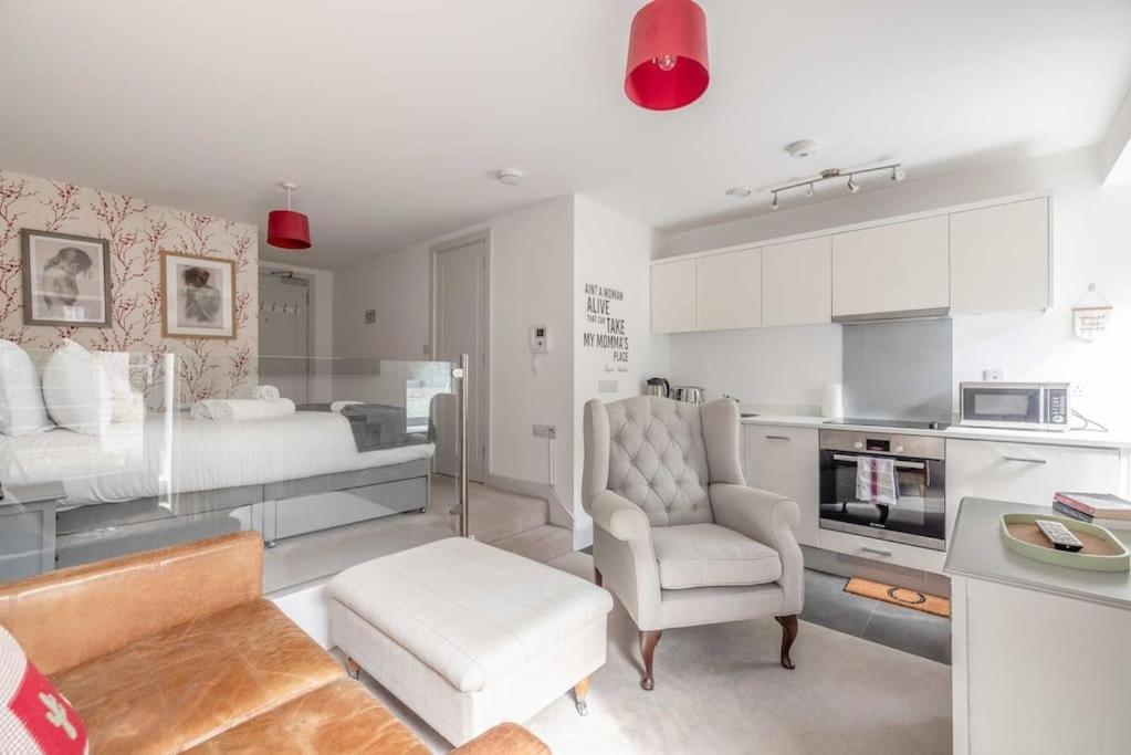 Stylish 1br, 2-min Walk To Castle