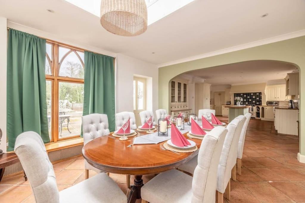 Riverside Gem, 2 Homes, Heated Pool, Hot Tub & Sauna Holiday home *