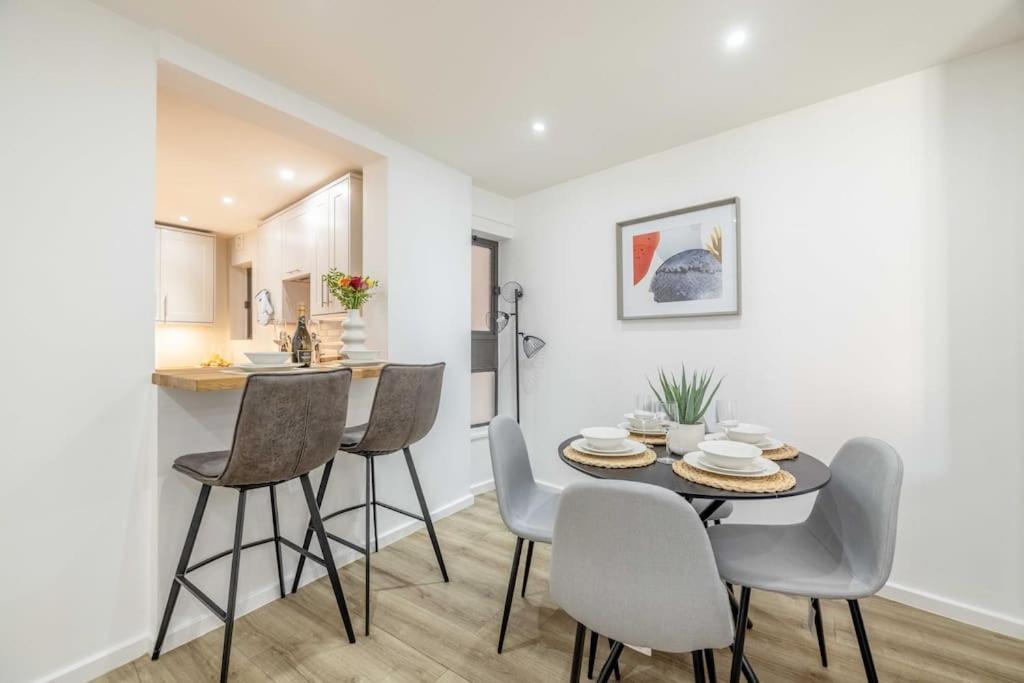 Cozy 2br, 2-min Walk To Castle *