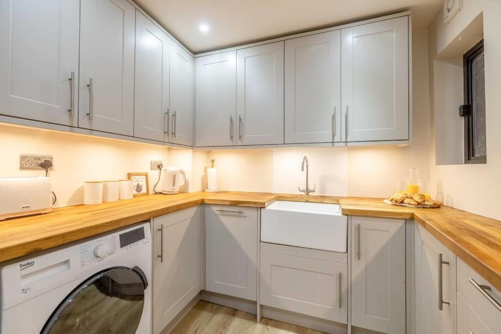 Cozy 2br, 2-min Walk To Castle Apartment
