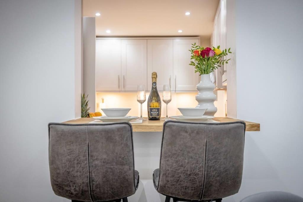 Cozy 2br, 2-min Walk To Castle Windsor