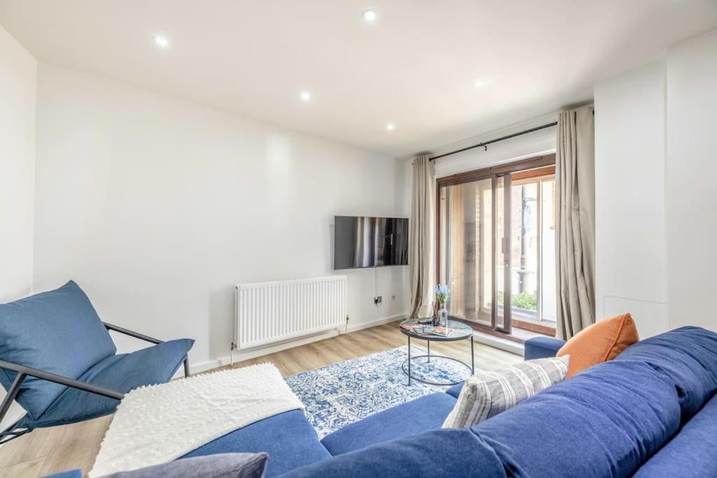 Cozy 2br, 2-min Walk To Castle Apartment
