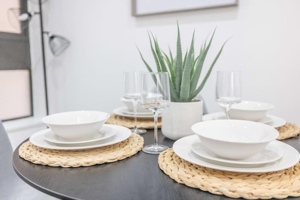 Cozy 2br, 2-min Walk To Castle Apartment *