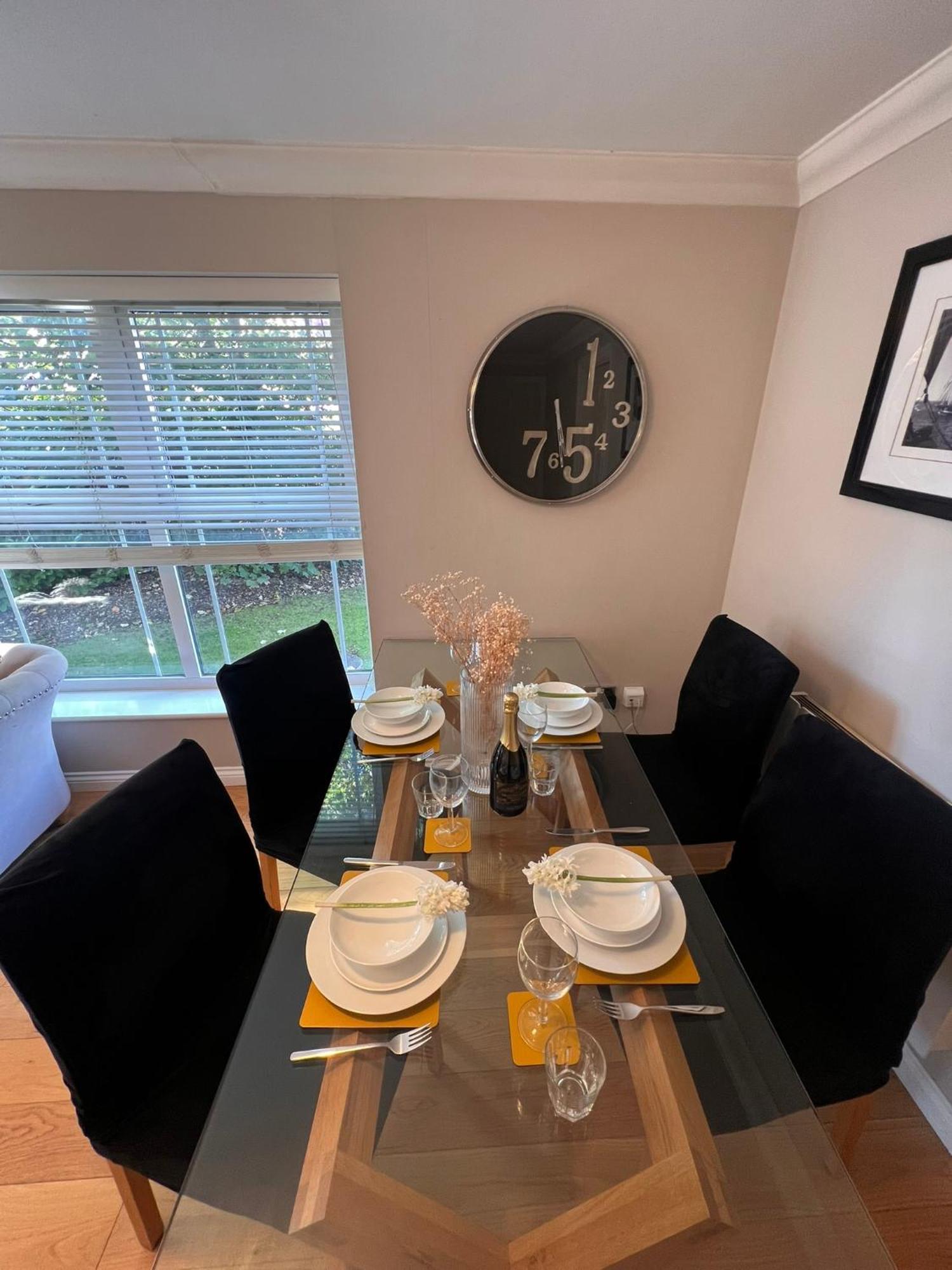 2 Bed 2 Bath Windsor Apartment & Parking 15Cc