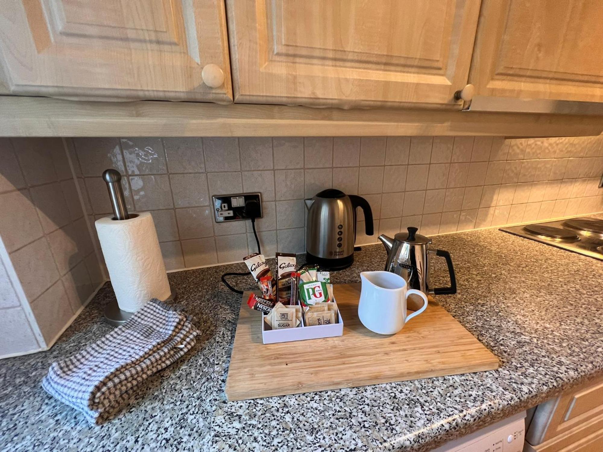 2 Bed 2 Bath Windsor Apartment & Parking 15Cc Apartment Windsor