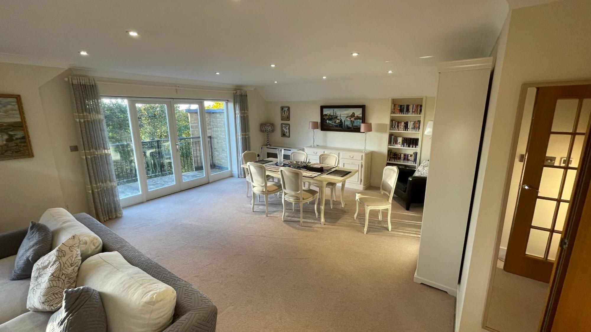 Floor En-suite Double Bedrooms With Great View Of Castle & Free Parking Homestay *
